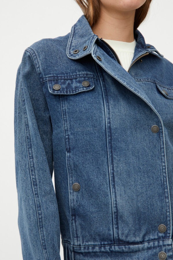 chaqueta-vaquera-con-cuello-subido-azul